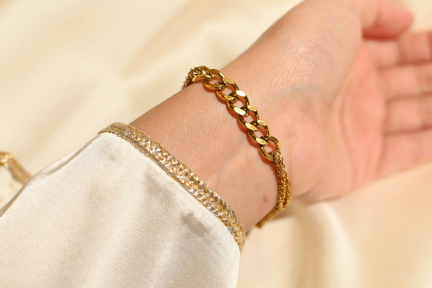 MULTIPLE CHAIN BRACELET