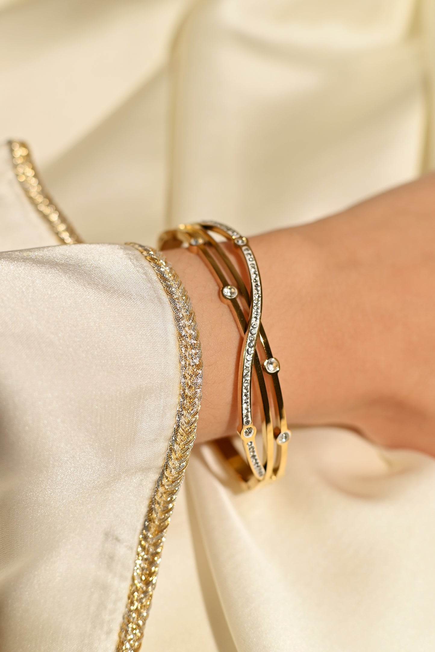 CRYSTAL WOMAN CROSS Bangle
